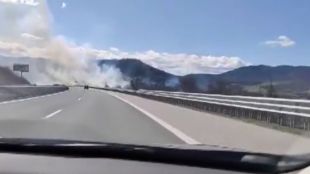 Пожар край автомагистрала Хемус Огънят гори на 68 ия км Горят треви