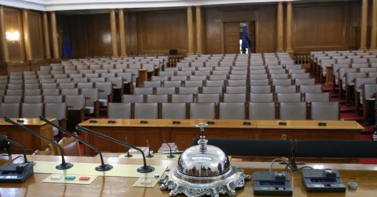 Председателят на НС Росен Желязков прекъсна днешното заседание на Народното