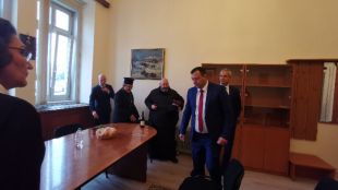 Православен свещеник освети стаята на парламентарната му на Възраждане в
