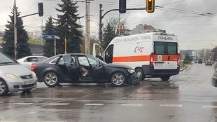 Тежка катастрофа между два автомобила на кръстовище в София става