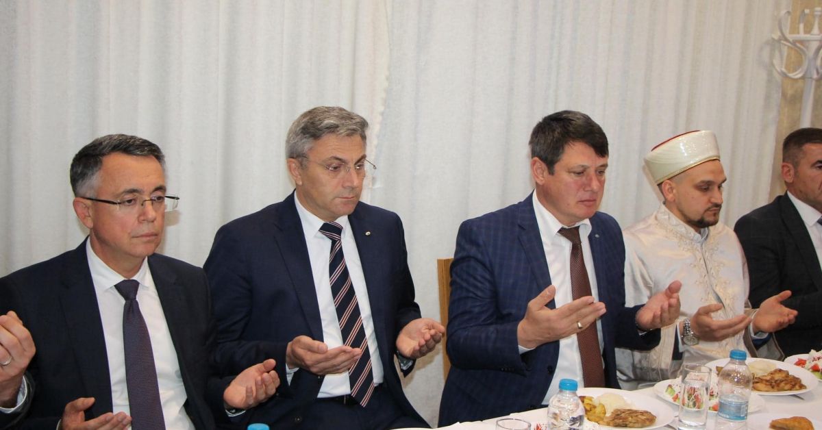 Почетният председател на ДПС д-р Ахмед Доган даде вечеря-ифтар в