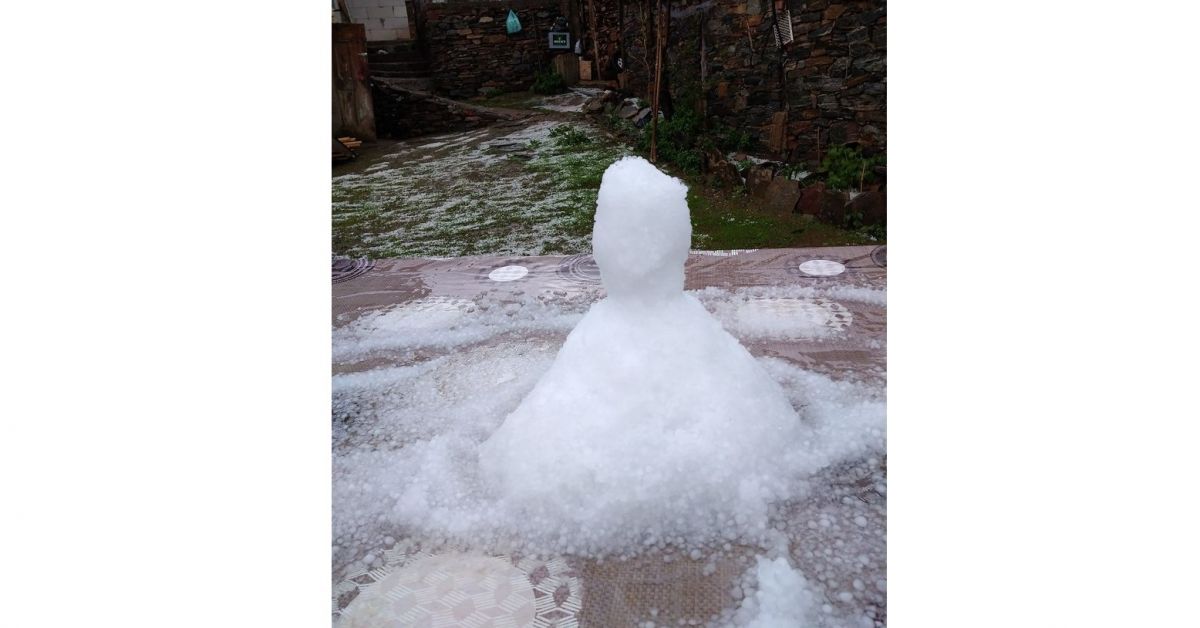 Снежен човек от падналата градушка направиха в ардинското село Млечино.