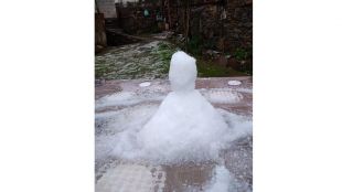 Снежен човек от падналата градушка направиха в ардинското село Млечино