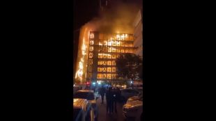 Голям пожар лумна в луксозен жилищен комплекс в турския град