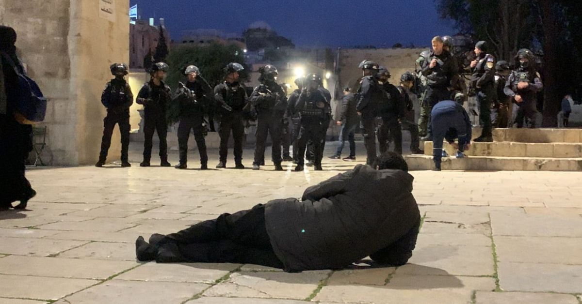 Израелската полиция тази вечер атакува десетки палестински поклонници в комплекса