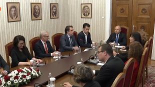 Президентът Румен Радев продължава консултациите с парламентарните групи в 49
