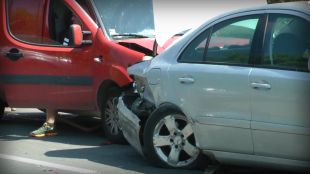 Верижна катастрофа с три коли на пътя Созопол Бургас