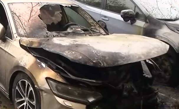 Запалиха два автомобила в центъра на Русе.Изгорели са две коли