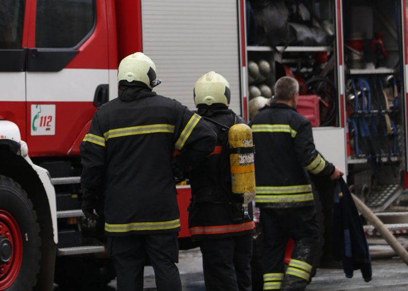 Пожар в жилищна сграда в Пловдив. Три пожарни екипа са