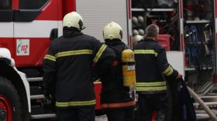 Пожар в жилищна сграда в Пловдив Три пожарни екипа са