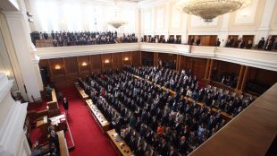 Депутатите от ресорната комисия в парламента приехаМинистърът обсъжда 60 дни