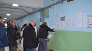 Представители на изселническите организации помагат попълването на декларациите за гласуванеСпокойно