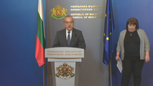 Министър председателят Гълъб Донев и министърът на финансите Росица Велкова представят