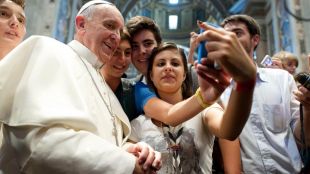 Папа Франциск възхвалява добродетелта на секса в документален филм описвайки