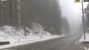 Сняг заваля през април в Родопите Пътищата в курорта Пампорово