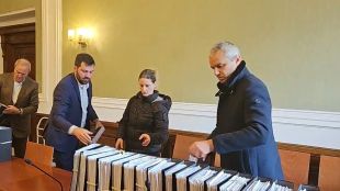 Възраждане внесоха събраните подписи за референдума за запазване на българския
