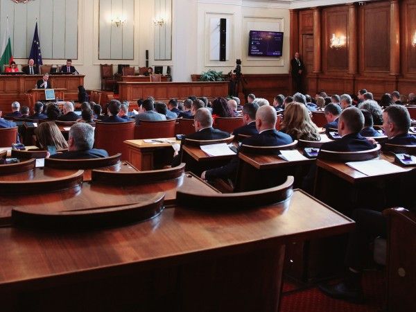 Ден след гласуването на кабинета Денков-Габриел“ в Народното събрание ще