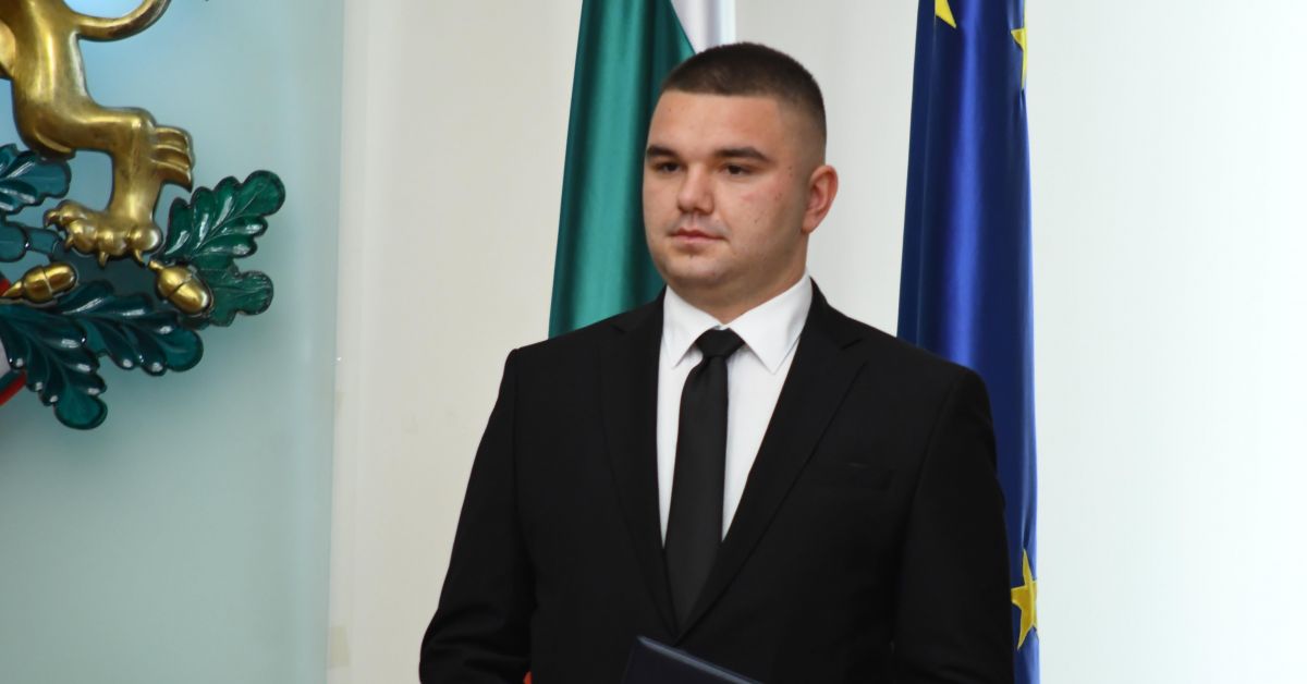 Церемония на “Дондуков 2Вицепрезидентът Илияна Йотова връчи български документи за