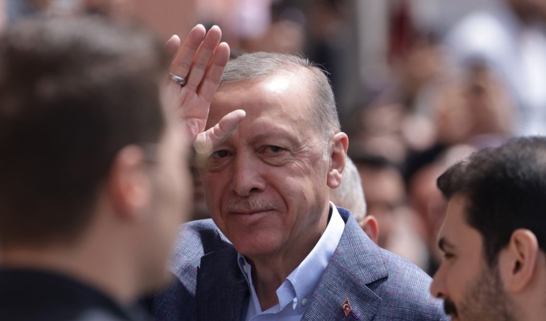 Досегашният президент на Турция Реджеп Тайип Ердоган получава 52.18 на
