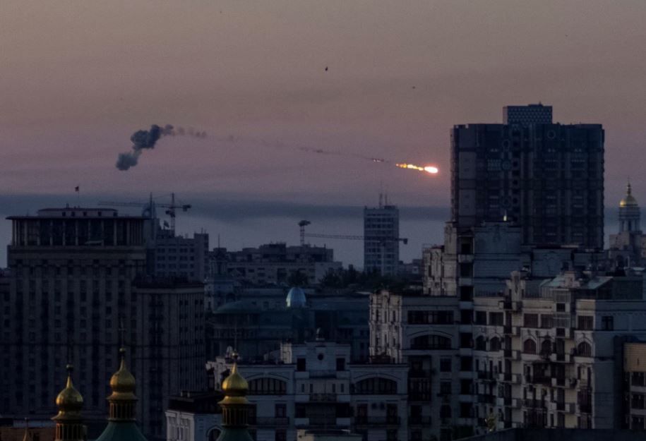 Въздушна тревога в цяла Украйна заради руски удариЕдин загинал в