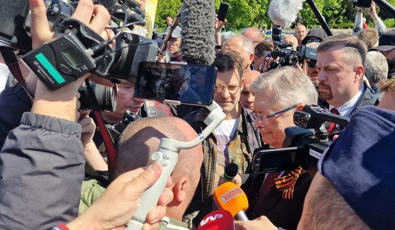 Руският посланик в Полша беше блокиран от активисти и не