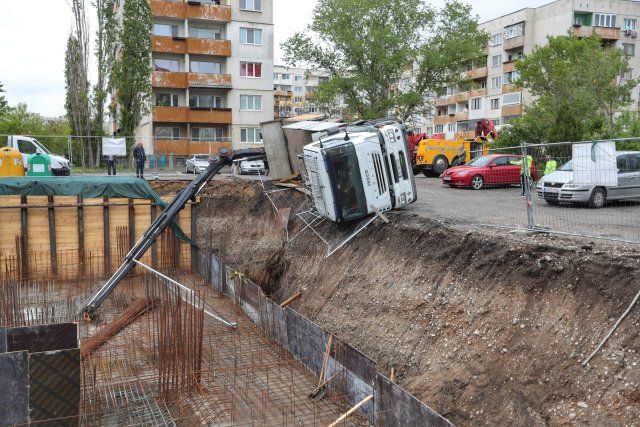 Камион с кран се обърна край строителен изкоп в София.Инцидентът