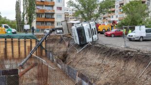 Камион с кран се обърна край строителен изкоп в София Инцидентът
