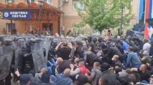 Сблъсъци в Северно Косово, полицията използва сълзотворен газ (ВИДЕО)