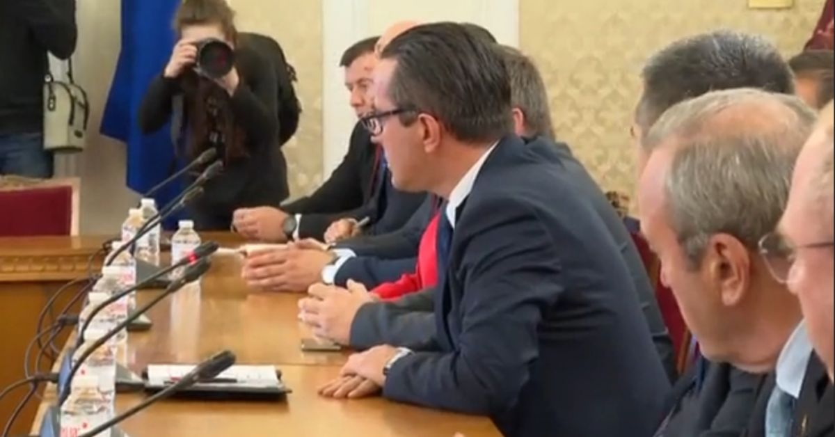 Представителите на ГЕРБ-СДС и на Възраждане“ разговарят в парламента преди