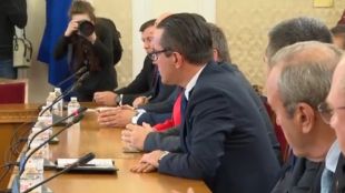 Представителите на ГЕРБ СДС и на Възраждане разговарят в парламента преди