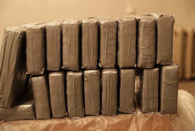 Снимка: Задържаха в Пирея над 10 тона кокаин, замаскиран като тор
