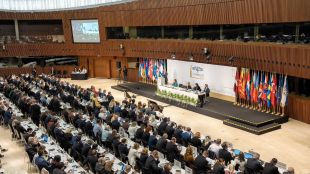 Парламентарната асамблея на НАТО обеща в понеделник да поддържа непоколебима