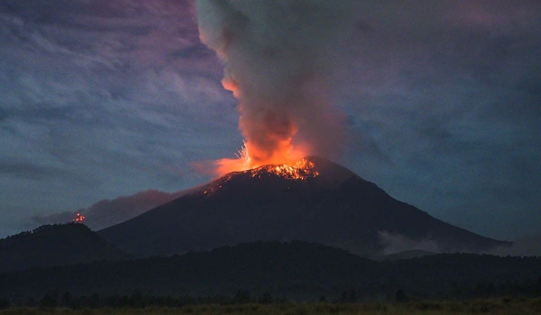 В Мексико вулканът Попокатепетъл изригна газ, дим и пепел и