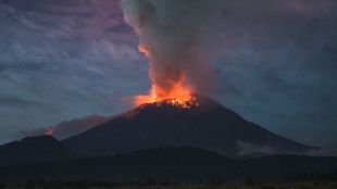 В Мексико вулканът Попокатепетъл изригна газ дим и пепел и