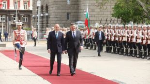 Президентът Румен Радев и съпругата му Десислава Радева посрещнаха държавния