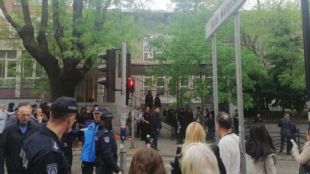 Най малко осем деца са убити при стрелба в сръбско училище
