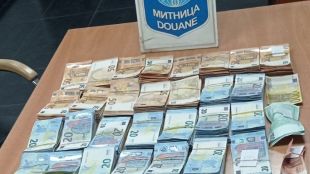 Митническите служители на МП Капитан Андреево откриха недекларирана валута с