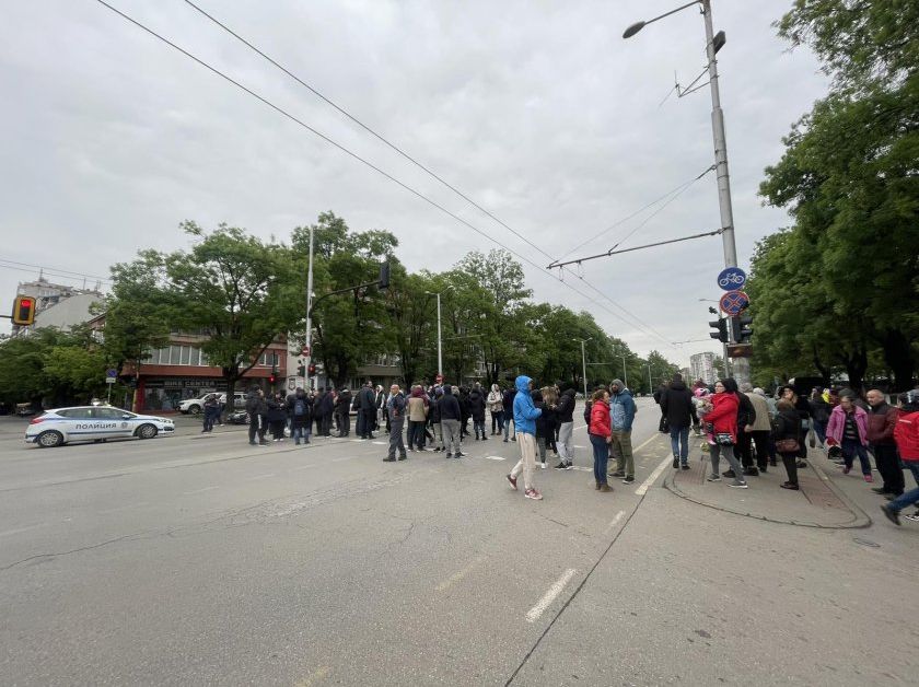 Близки, приятели и роднини на загиналите младежи на бул. Сливница