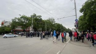 Близки приятели и роднини на загиналите младежи на бул Сливница