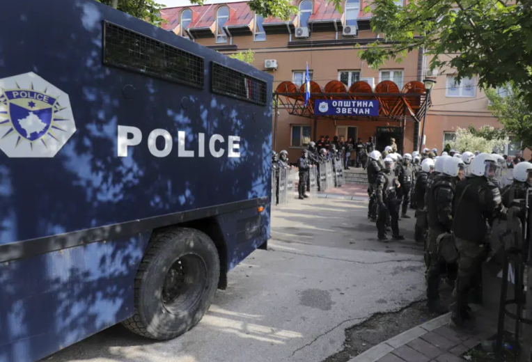 Етническите сърби в Северно Косово влязоха в сблъсъци с полицията