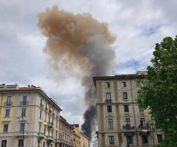 В центъра на Милано след експлозия са се запалили няколко