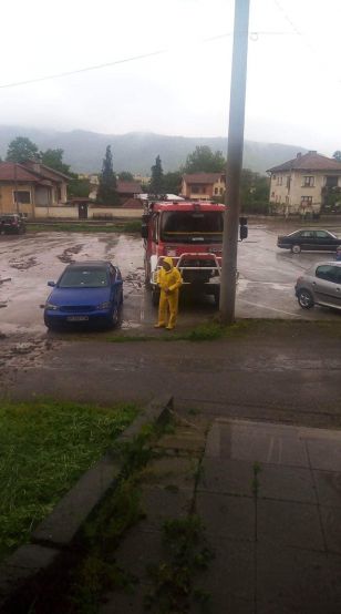 Обстановката в Правец след вчерашното наводнение в центъра на града