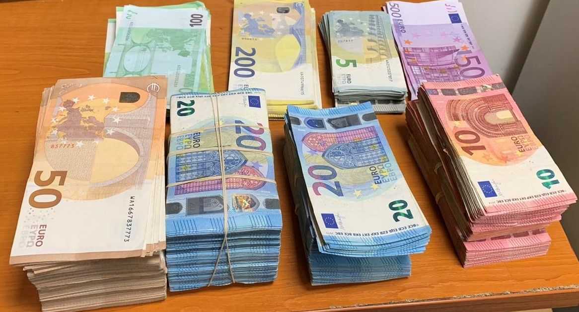 Митническите служители откриха недекларирана валута с левова равностойност над 290