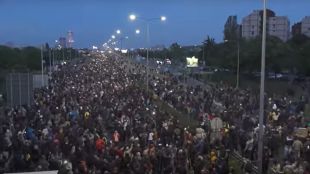 Десетки хиляди изпълниха улиците на сръбската столица Белград вчера вечерта