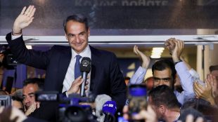 Триумфална победа на дясната Нова Демокрация на изборите в Гърция
