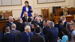 Росен Желязков санкционира 17 депутати от ПП ДБ и Възраждане за