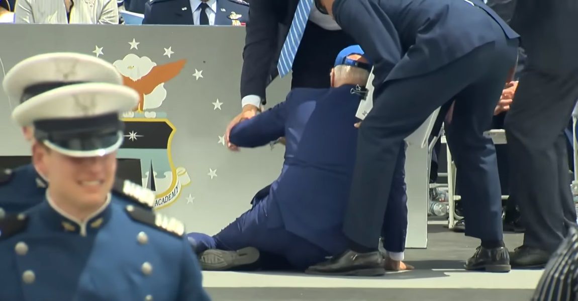 Американският президент Джо Байдън се спъна и падна, след като