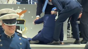 Американският президент Джо Байдън се спъна и падна след като