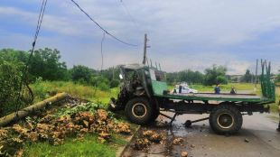 40 годишен шофьор без книжка помля ел стълб в шуменското село Марково