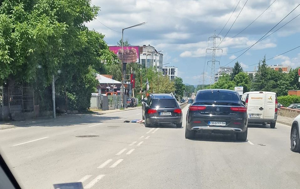 Автомобил буквално кацна върху мантинелата на Симеоновско шосе в София.